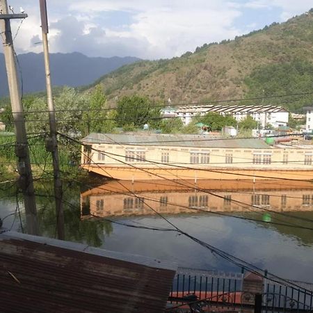 Lake Boulevard Guest House Srinagar  Bagian luar foto